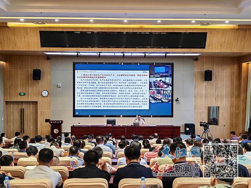 八月二十一日下午，学习贯彻党的二十届三中全会精神省委宣讲团宣讲报告会在B体育官网举行。江西日报全媒体记者 焦俊杰摄